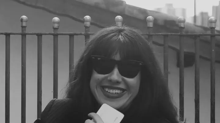 Giovanna Ramos in the thumbnail for her public video about Hamnet.